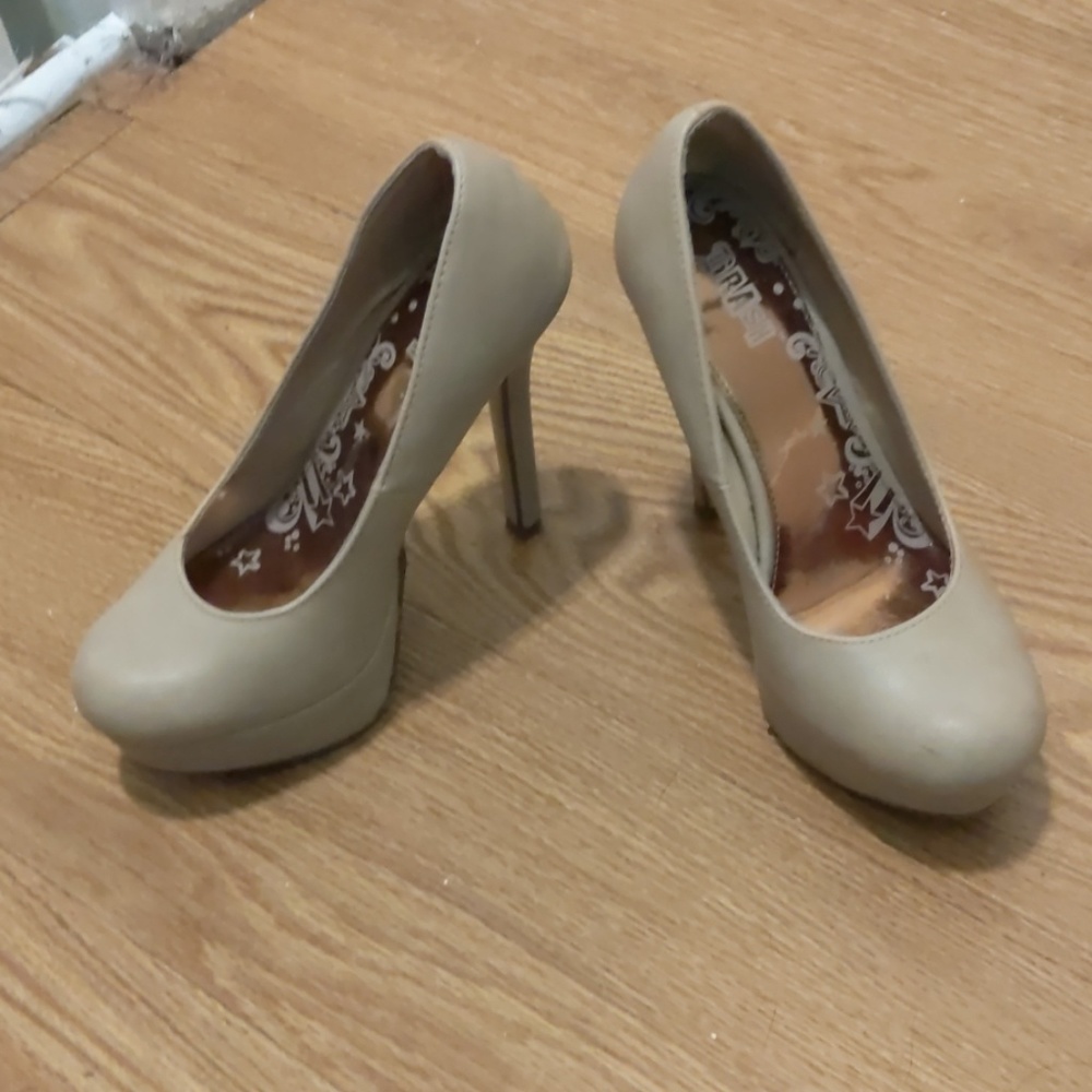 Nude Pumps